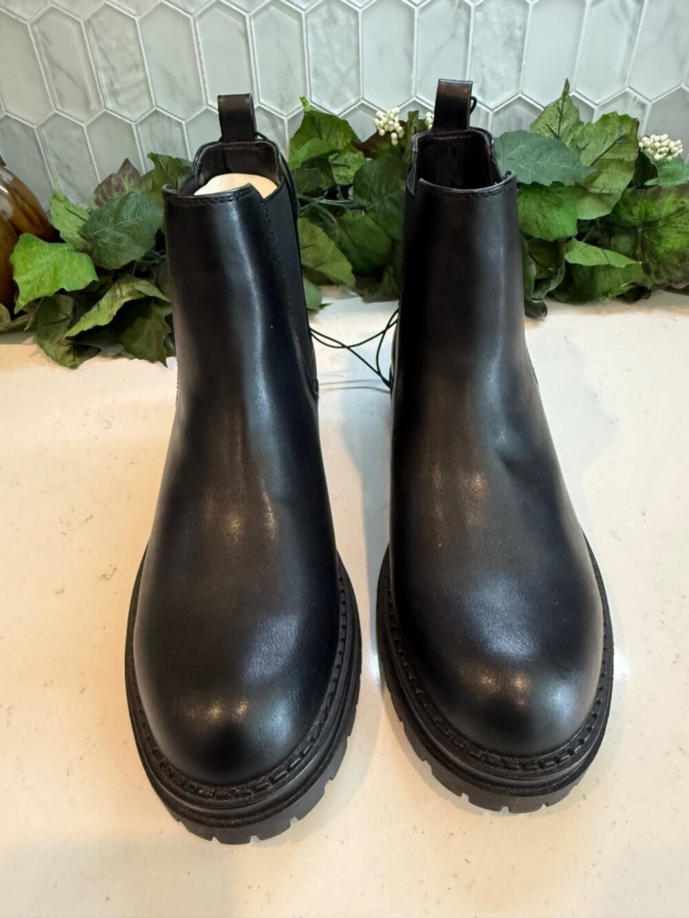 Arizona Malvern Black Chelsea Boots 9.5M Synthetic Leather Upper Durable Sole